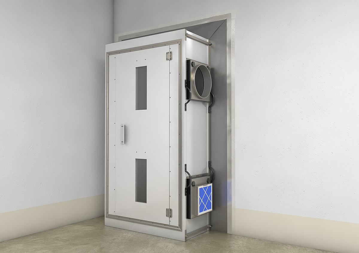 Darstellung einer Staubschutztür in faltbarer Ausführung in der Ecke eines Raumes. Sie ist in Kombination mit einem Luftreiniger eingesetzt.