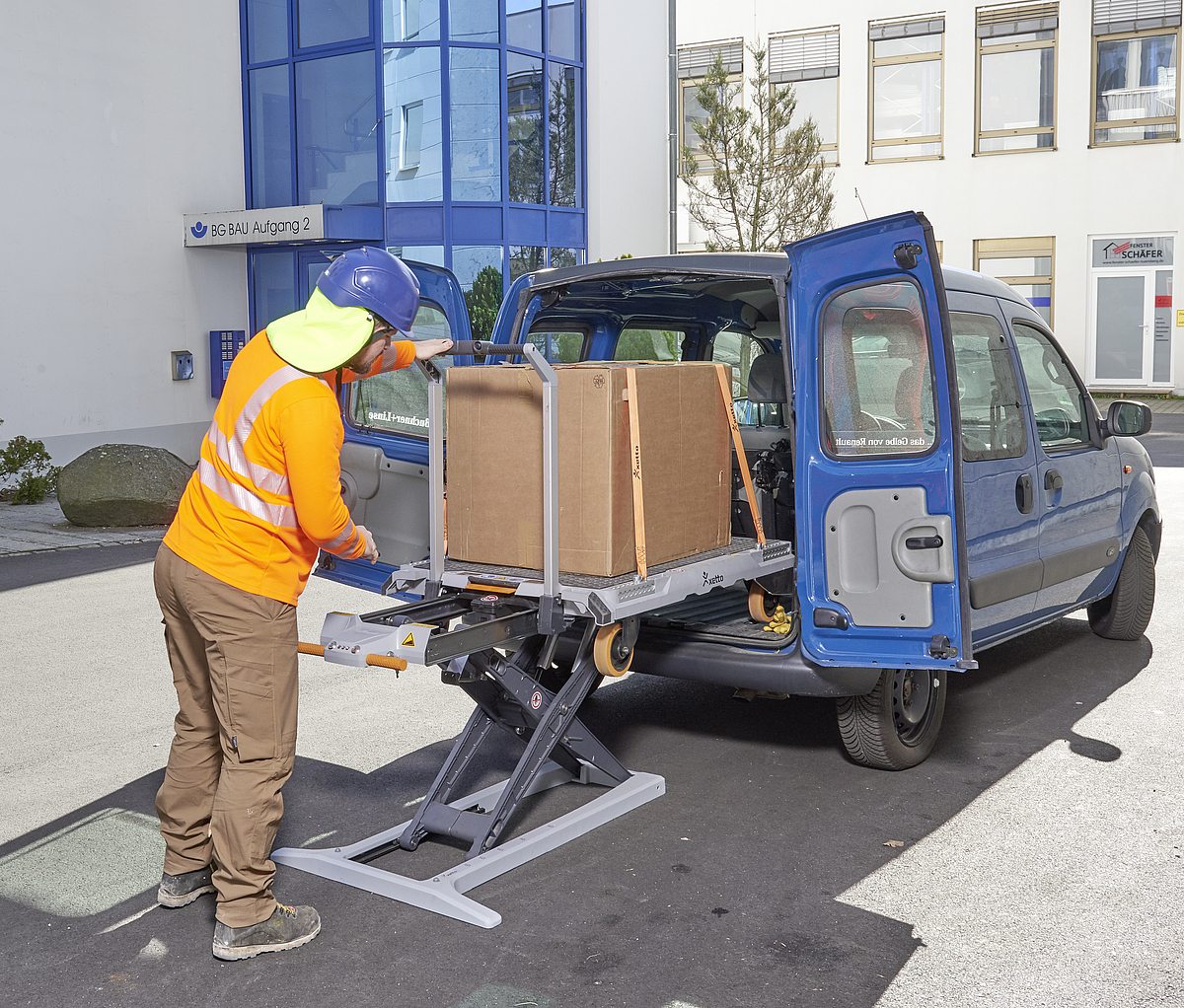 Ein Mann nutzt das integrierte elektrohydraulische System des Transportwagens mit Hebehilfe (xetto)
