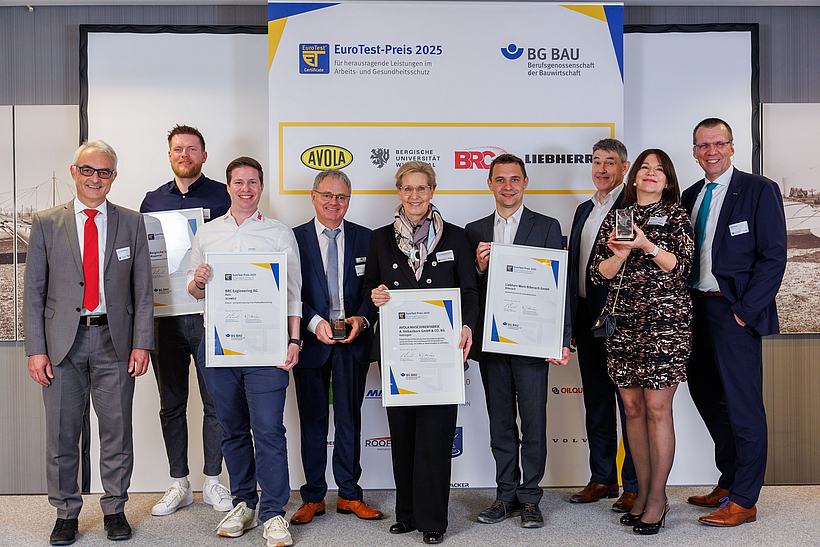 v.l.n.r.:  Hans-Jürgen Wellnhofer (kommissarischer Leiter der Hauptabteilung Prävention der BG BAU), Robin Becker (Bergische Universität Wuppertal), Roland Pfister (BRC Engineering AG), Dirk Strauch und Barbara Volkenborn-Gehrmann (AVOLA Maschinenfabrik A. Volkenborn GmbH & Co. KG), Dr. Tobias Englert und Werner Seifried (Liebherr-Werk Biberach GmbH), Ute Schneider (Leitung DGUV Prüfzentrum Fachbereich Bauwesen), Prof. Frank Werner (stellvertretender Leiter der Hauptabteilung Prävention der BG BAU)