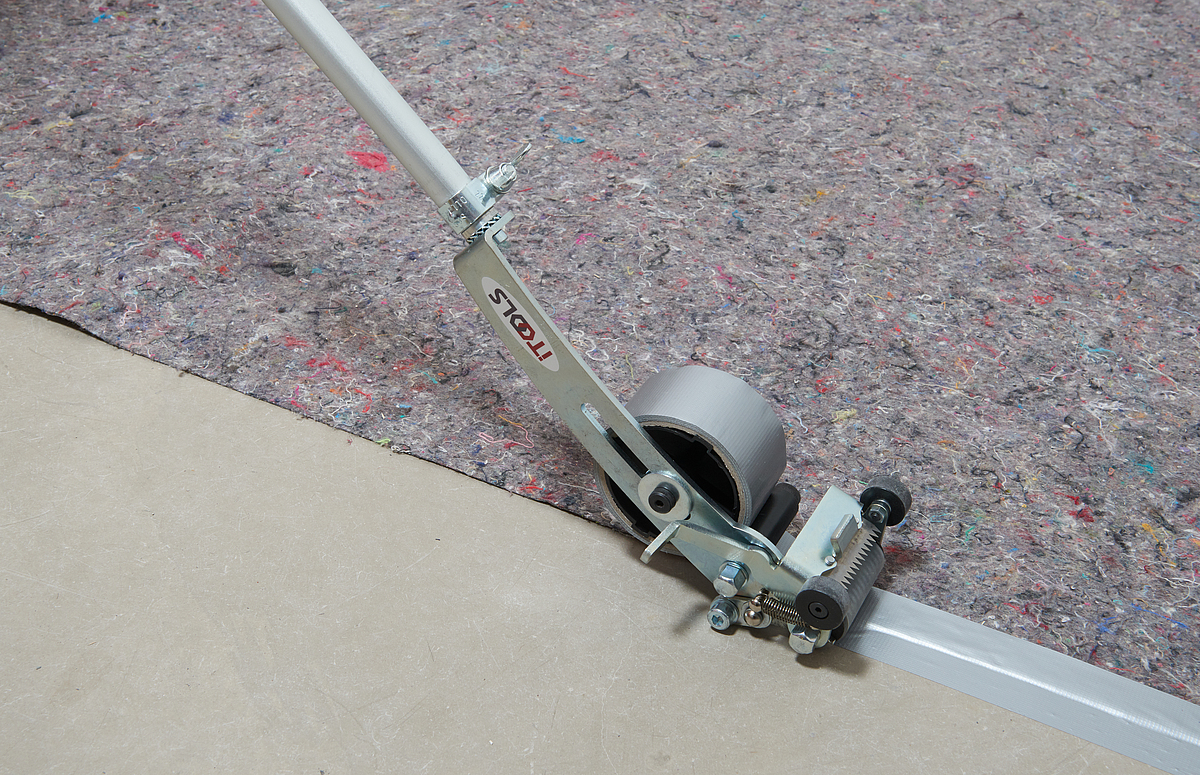 Ein Teleskopstiel mit Anbauwerkzeug für eine Klebebandrolle.