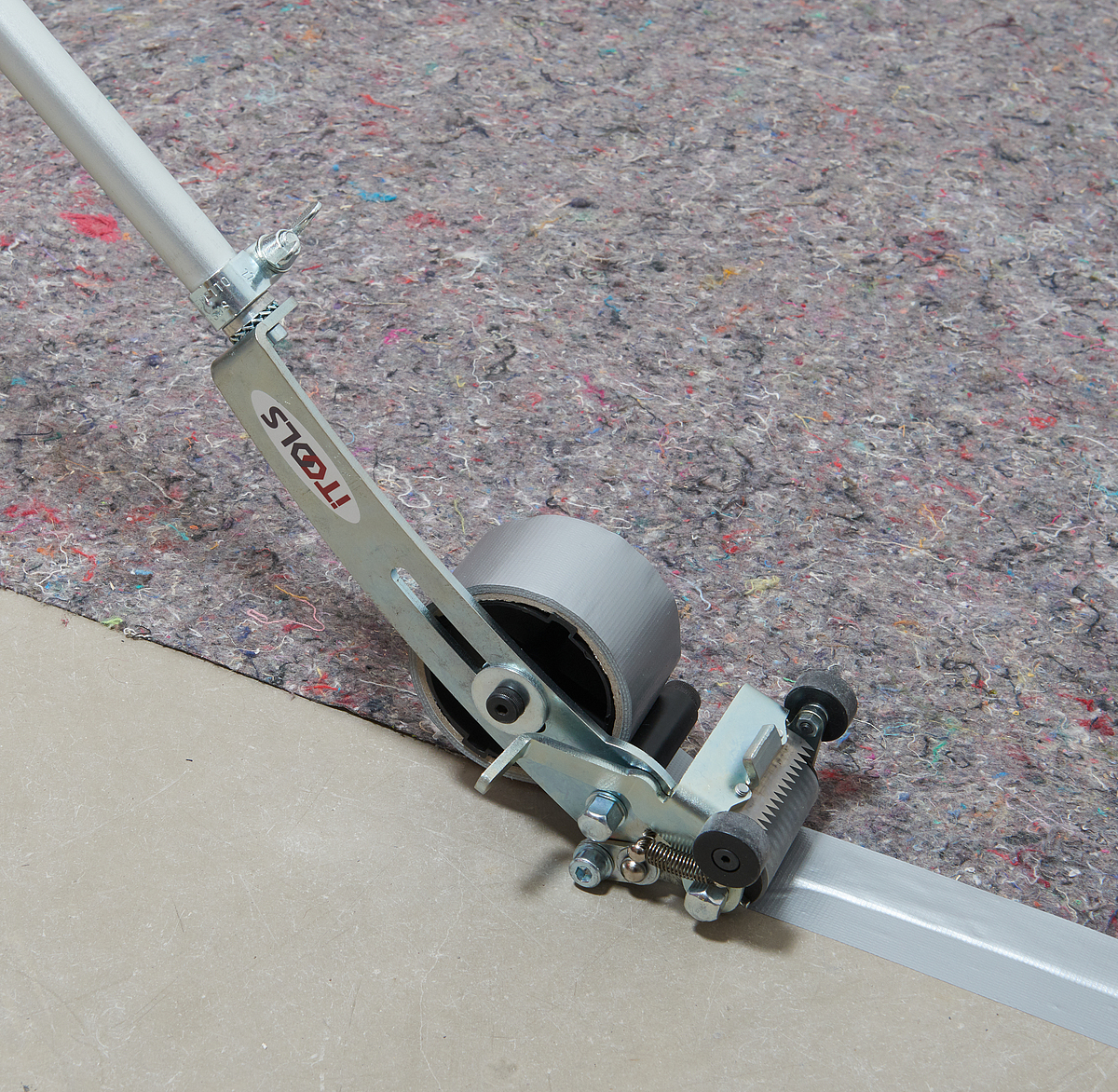 Ein Teleskopstiel mit Anbauwerkzeug für eine Klebebandrolle.