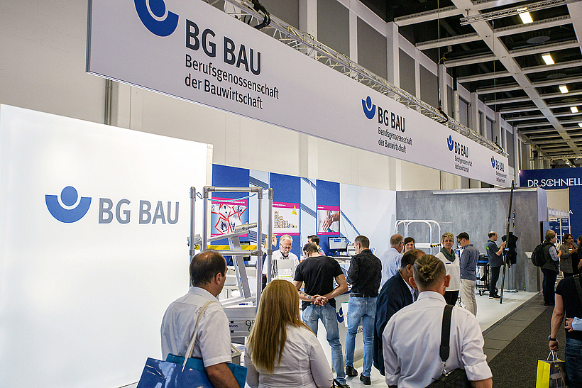 Besucher am Messestand der BG BAU.