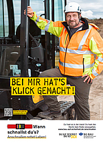 Ein Bauarbeiter mit Helm und Warnweste steht an einem Baufahrzeug. Darunter steht der Schriftzug: Bei mir hat’s Klick gemacht!