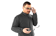 Mann mit Korrekturschutzbrille