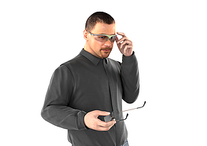 Mann mit Korrekturschutzbrille
